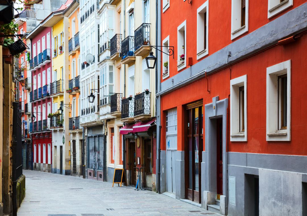 Imagen de una de las calles del Casco Viejo de Vitoria. Imagen de una de las calles del Casco Viejo de Vitoria.