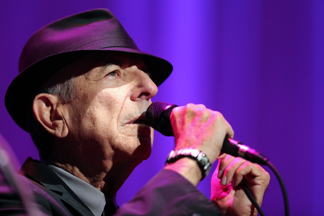 Leonard Cohen durante una actuación en París en el año 2012 Leonard Cohen durante una actuación en París en el año 2012