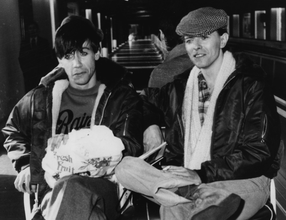 Iggy Pop y David Bowie en Alemania en una fotografía de 1977 Iggy Pop y David Bowie en Alemania en una fotografía de 1977