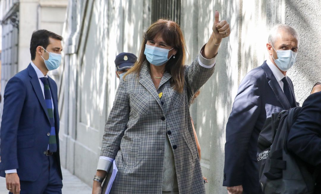 La portavoz de Junts per Catalunya en el Congreso, Laura Borràs, saluda con la mano a su llegada al Tribunal Supremo, en Madrid Borràs declarará en calidad de investigada por delitos de prevaricación, fraude a la Administración, malversación de caudales públicos por 18 adjudicaciones a un amigo y falsedad documental, que pudo cometer durante la etapa en la que fue directora de la Institució de les Lletres Catalanes (ILC). La portavoz de Junts per Catalunya en el Congreso, Laura Borràs, saluda con la mano a su llegada al Tribunal Supremo, en Madrid Borràs declarará en calidad de investigada por delitos de prevaricación, fraude a la Administración, malversación de caudales públicos por 18 adjudicaciones a un amigo y falsedad documental, que pudo cometer durante la etapa en la que fue directora de la Institució de les Lletres Catalanes (ILC).
