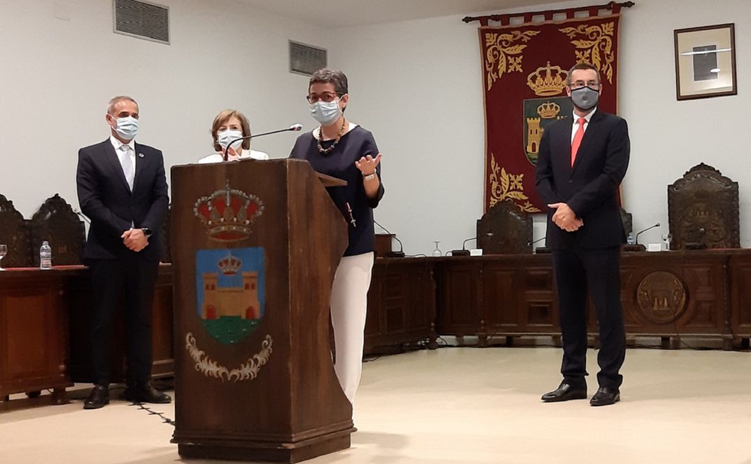 La ministra de AAEE en el Ayuntamiento de La Línea La ministra de AAEE en el Ayuntamiento de La Línea