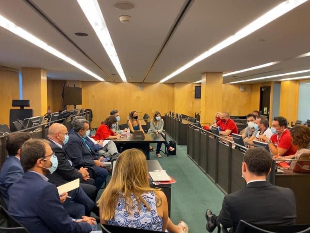 Esther Peña y otros parlamentarios sociaistas mantuvieron este miércoles una reunión con trabajadores de esta compañía Esther Peña y otros parlamentarios sociaistas mantuvieron este miércoles una reunión con trabajadores de esta compañía