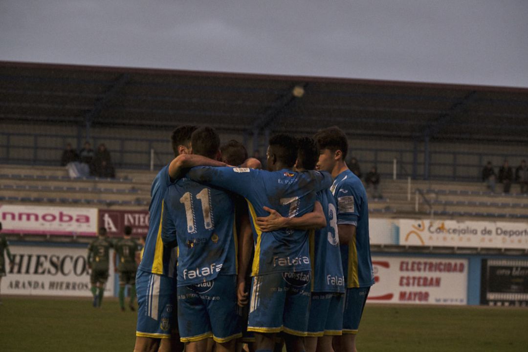 La plantilla blanquiazul celebra un tanto la pasada temporada. La plantilla blanquiazul celebra un tanto la pasada temporada.