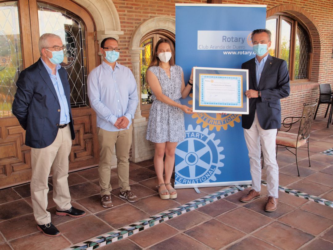 Margarita Romeral recibe el certificado de su premio rodeada de miembros del Club Rotario de Aranda Margarita Romeral recibe el certificado de su premio rodeada de miembros del Club Rotario de Aranda