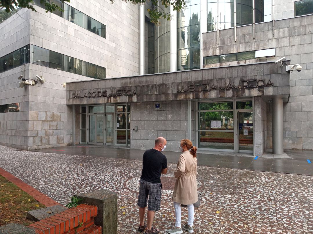 Dos personas esperan a las puertas del Juzgado de Durango (Vizcaya), donde serán trasladados desde la comisaría de la Ertzaintza de Eibar (Gipuzkoa) el dueño y dos empleados del vertedero de Zaldibar. Se trata de tres responsables de la empresa Verter Recycling 2002, que gestiona el vertedero de Zaldibar, que sufrió un derrumbe el pasado mes de febrero y donde permanecen sepultados desde el pasado 6 de febrero los cuerpos de Joaquín Beltrán y Alberto Soluce, trabajadores atrapados por el derrumbe. Dos personas esperan a las puertas del Juzgado de Durango (Vizcaya), donde serán trasladados desde la comisaría de la Ertzaintza de Eibar (Gipuzkoa) el dueño y dos empleados del vertedero de Zaldibar. Se trata de tres responsables de la empresa Verter Recycling 2002, que gestiona el vertedero de Zaldibar, que sufrió un derrumbe el pasado mes de febrero y donde permanecen sepultados desde el pasado 6 de febrero los cuerpos de Joaquín Beltrán y Alberto Soluce, trabajadores atrapados por el derrumbe.