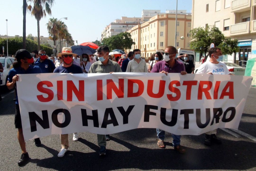 Cientos de personas han salido a la calle en Cádiz para apoyar al sector aeroespacial en la provincial de Cádiz Cientos de personas han salido a la calle en Cádiz para apoyar al sector aeroespacial en la provincial de Cádiz