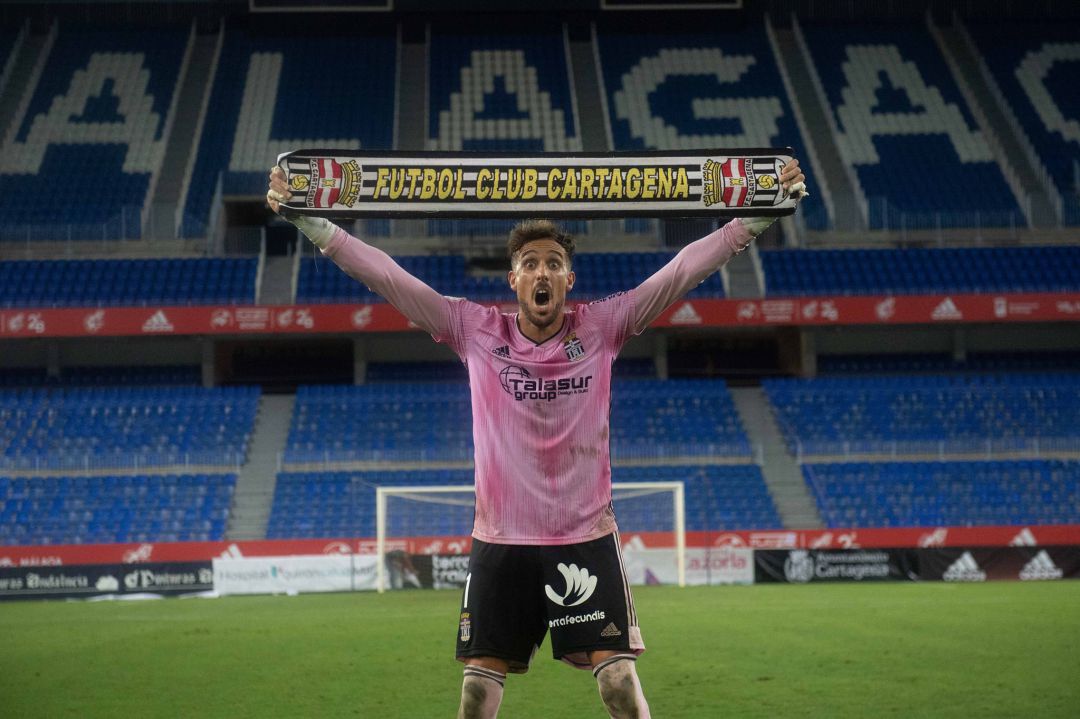 Marc Martínez celebrando el ascenso sobre el césped de La Rosaleda Marc Martínez celebrando el ascenso sobre el césped de La Rosaleda