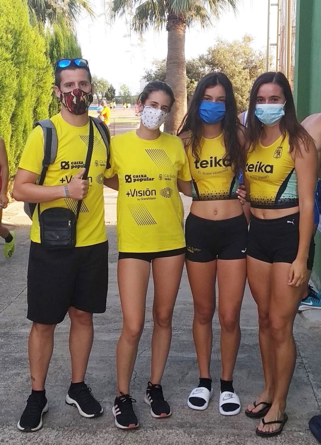 El entrenador Iván Martínez, con las atletas Aitana Ferrairó, Laura Sanchis y Claudia Martínez en Sagunt
El entrenador Iván Martínez, con las atletas Aitana Ferrairó, Laura Sanchis y Claudia Martínez en Sagunt