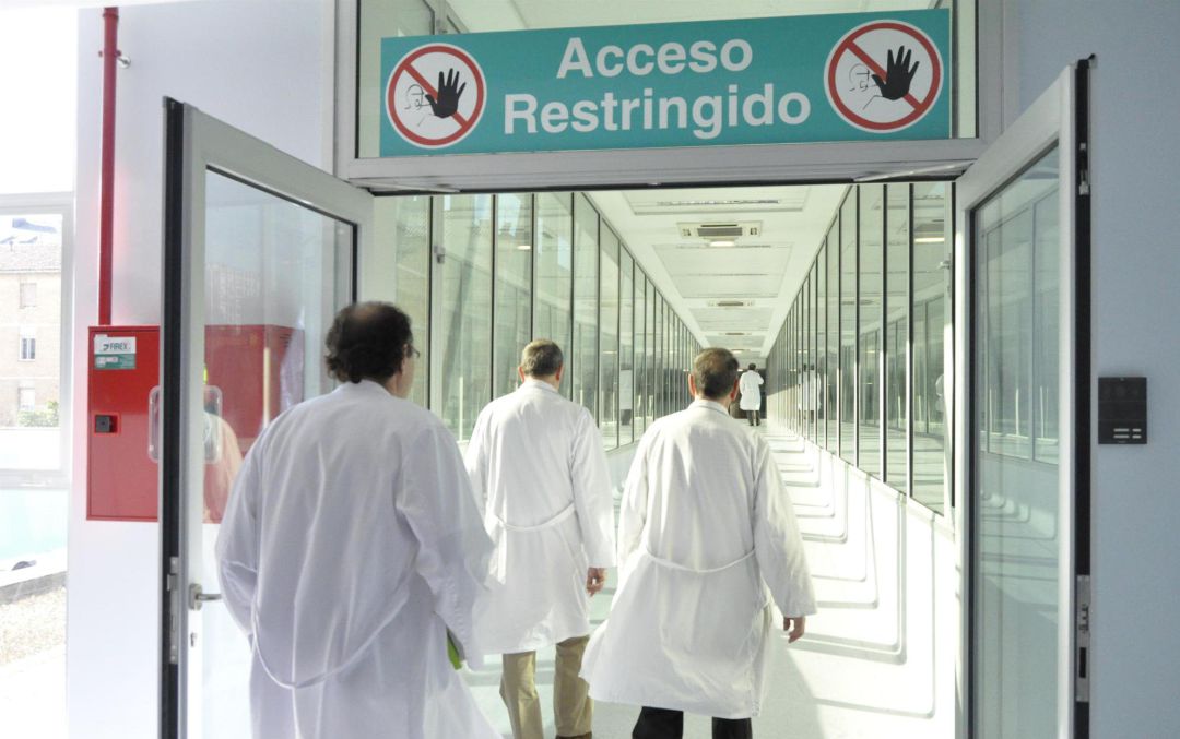 Tres profesionales sanitarios acceden a un área restringida de un hospital. Tres profesionales sanitarios acceden a un área restringida de un hospital.