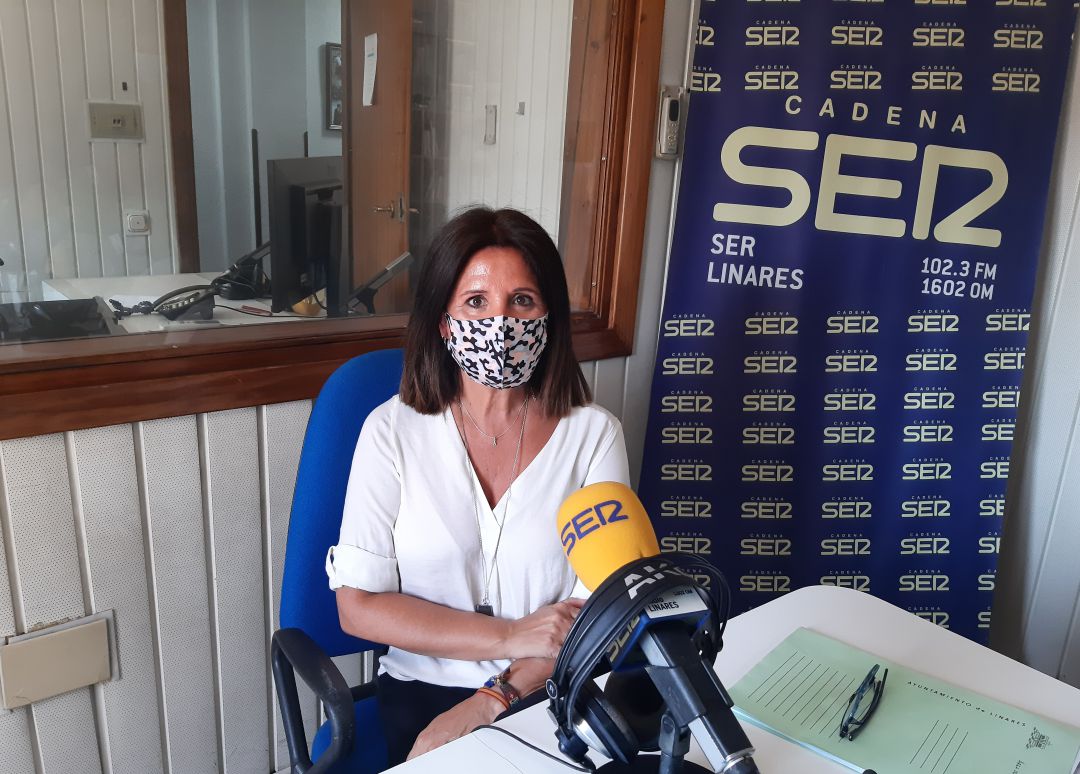 Auxiliadora del Olmo visita los estudios de Radio Linares Cadena SER Auxiliadora del Olmo visita los estudios de Radio Linares Cadena SER