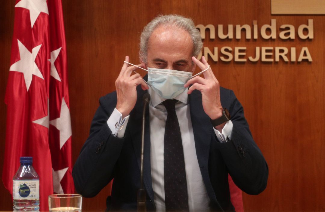 El consejero de Sanidad de la Comunidad de Madrid, Enrique Ruiz Escudero, se quita la mascarilla antes de ofrecer una rueda de prensa para informar de la situación actual de la región en referencia al COVID- 19, en la Consejería de Sanidad, Madrid (España) El consejero de Sanidad de la Comunidad de Madrid, Enrique Ruiz Escudero, se quita la mascarilla antes de ofrecer una rueda de prensa para informar de la situación actual de la región en referencia al COVID- 19, en la Consejería de Sanidad, Madrid (España)