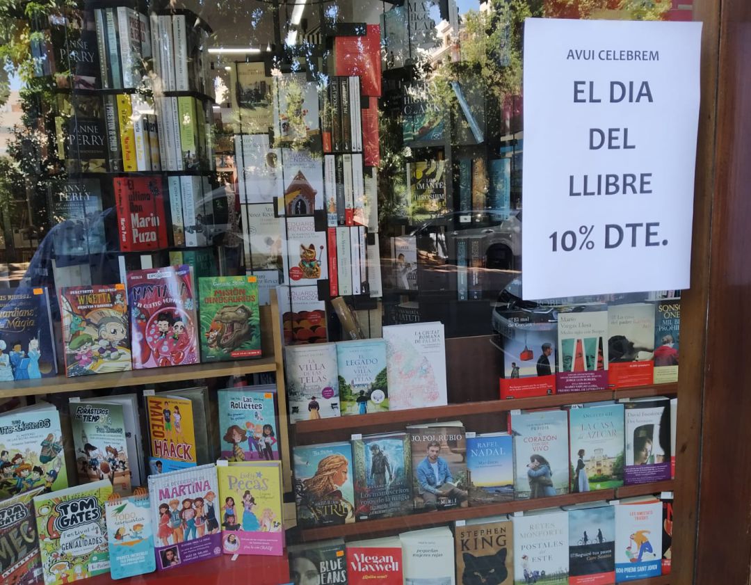 Escaparate de la librería Colom, en plaza de los Patines Escaparate de la librería Colom, en plaza de los Patines