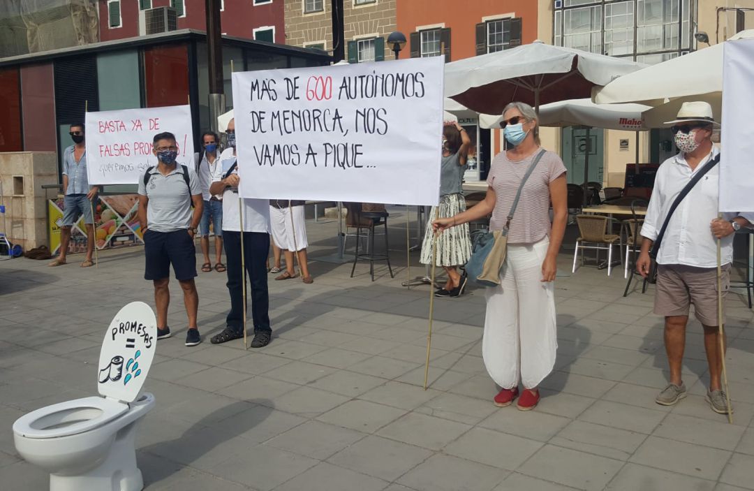 Les protestes dels autònoms segueixen davant de la Direcció Insular de l'Administració General de l'Estat. Les protestes dels autònoms segueixen davant de la Direcció Insular de l'Administració General de l'Estat.