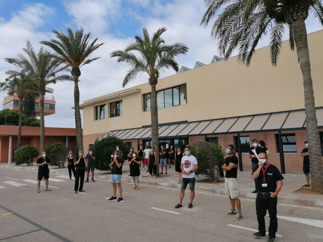 Els treballadors d'AENA de Menorca ja s'han concentrat tres cops els darrer mesos per demanar reincorporar els fixes discontinus. Els treballadors d'AENA de Menorca ja s'han concentrat tres cops els darrer mesos per demanar reincorporar els fixes discontinus.