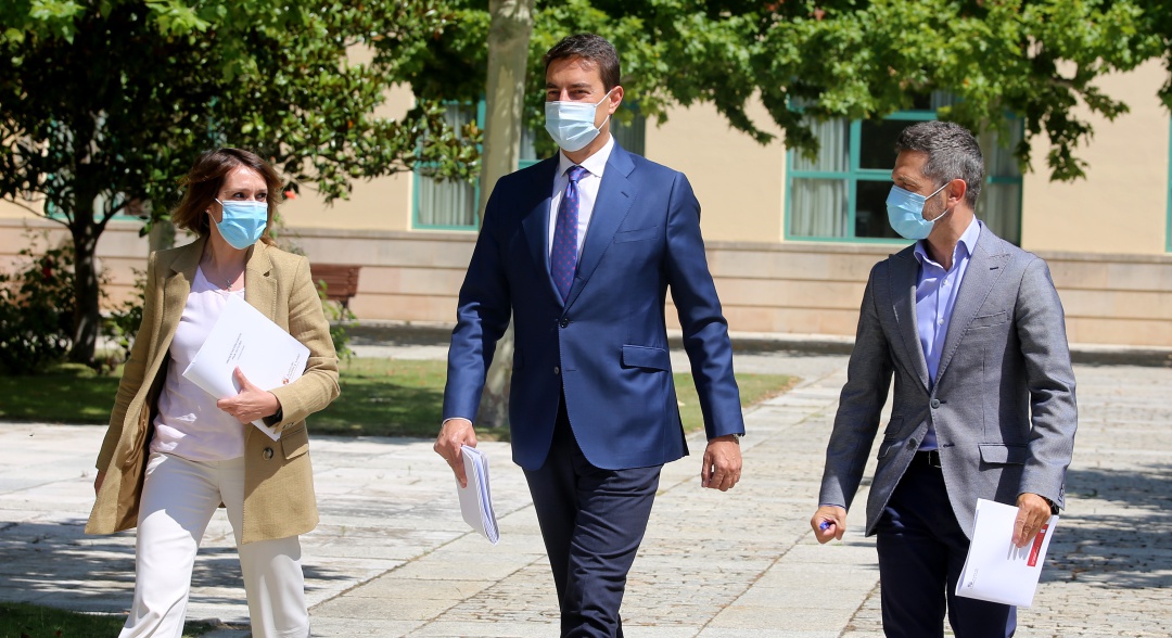 El consejero de la Presidencia, Ángel Ibáñez, comparece para informar de los acuerdos adoptados en el Consejo de Gobierno. Junto a él, la consejera de Educación, Rocío Lucas, y el director general de Comunicación, Julio López El consejero de la Presidencia, Ángel Ibáñez, comparece para informar de los acuerdos adoptados en el Consejo de Gobierno. Junto a él, la consejera de Educación, Rocío Lucas, y el director general de Comunicación, Julio López