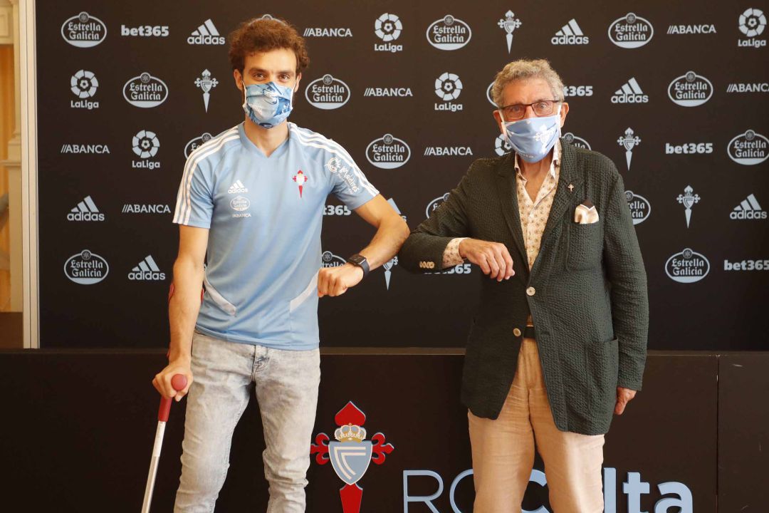 Sergio y el presidente del Celta se saludan tras la firma de la renovación Sergio y el presidente del Celta se saludan tras la firma de la renovación