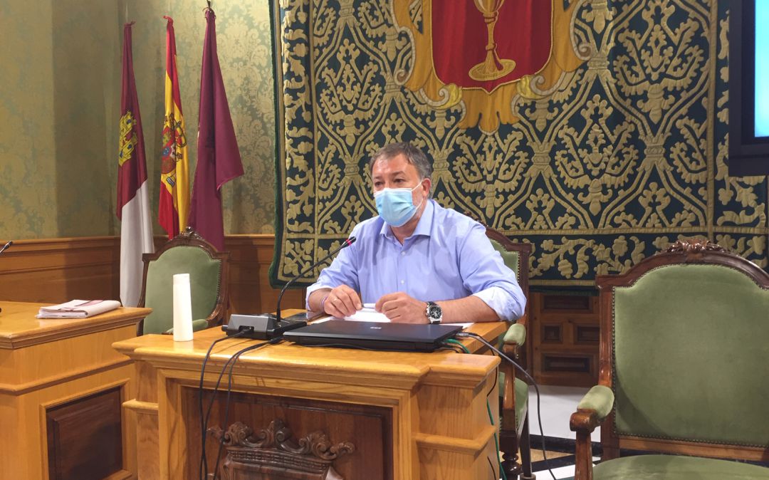 El alcalde de Cuenca, Darío Dolz, en una rueda de prensa esta semana El alcalde de Cuenca, Darío Dolz, en una rueda de prensa esta semana