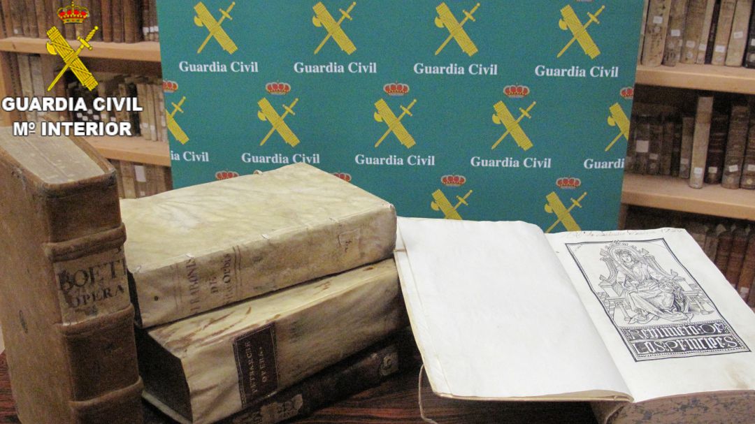 Algunos de los libros entregados al seminario de Cuenca. Algunos de los libros entregados al seminario de Cuenca.