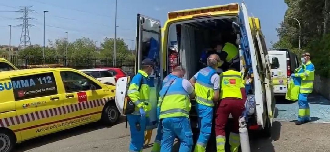 Sanitarios asisten a la víctima Sanitarios asisten a la víctima