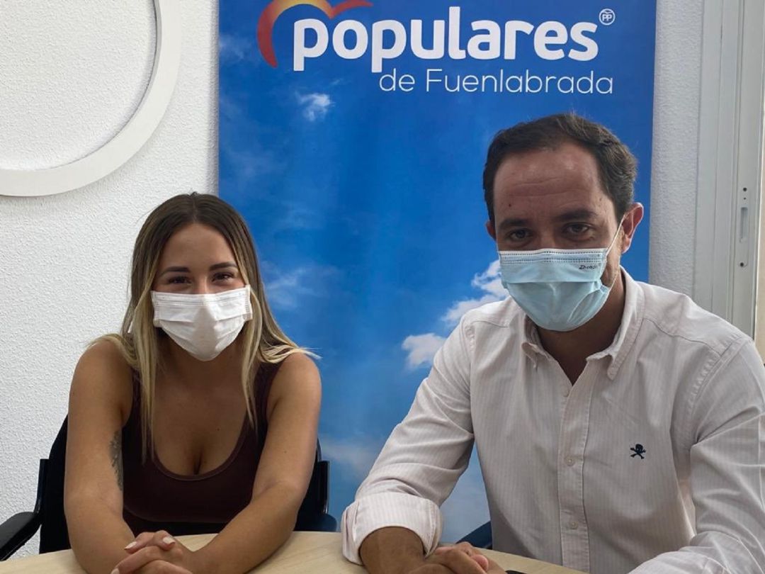 Noelia Núñez (i) y Sergio López durante el anuncio de la nueva etapa que se abre para el Partido Popular fuenlabreño. Noelia Núñez (i) y Sergio López durante el anuncio de la nueva etapa que se abre para el Partido Popular fuenlabreño.