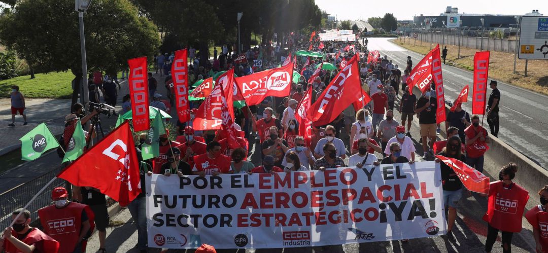 Miles de personas han colapsado el paseo John Lennon y han desembocado en el Ayuntamiento para protestar por los despidos en Airbus Miles de personas han colapsado el paseo John Lennon y han desembocado en el Ayuntamiento para protestar por los despidos en Airbus