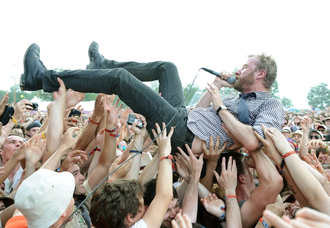 Matt Berninger canta sobre el público del Festival Bonnaroo 2010 Matt Berninger canta sobre el público del Festival Bonnaroo 2010