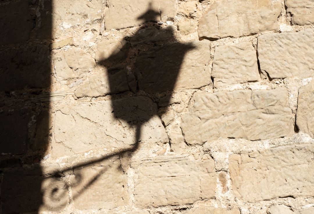 Sombra de un farol sobre una pared de piedra en Teruel (Aragón). Sombra de un farol sobre una pared de piedra en Teruel (Aragón).