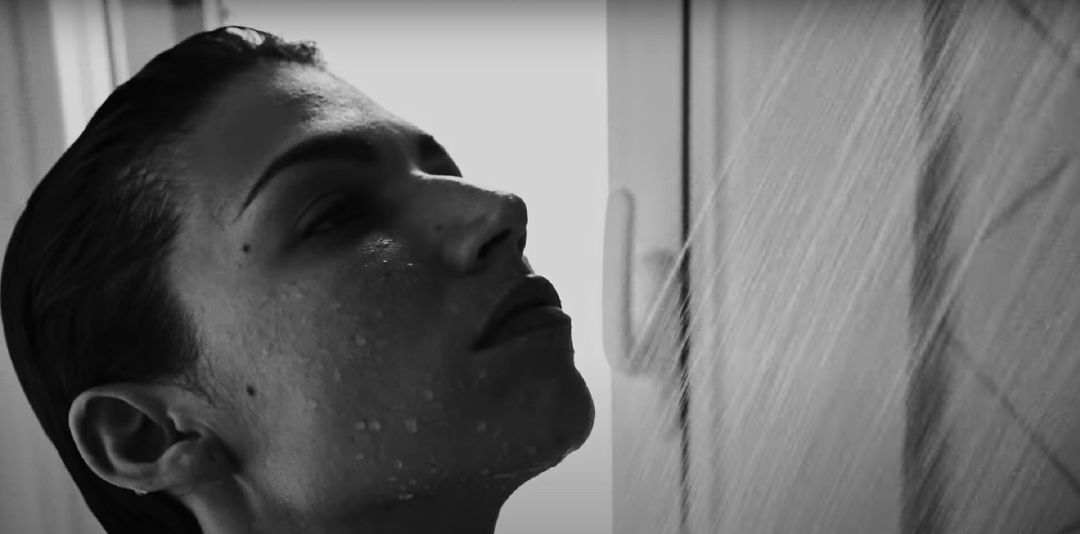 Úrsula Corberó, en un fotograma del videoclip de 'Un día', en el que colaboran J Balvin, Dua Lipa, Bad Bunny y Tainy. Úrsula Corberó, en un fotograma del videoclip de 'Un día', en el que colaboran J Balvin, Dua Lipa, Bad Bunny y Tainy.