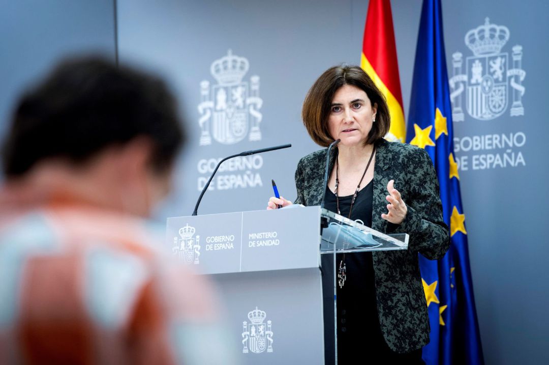 María José Sierra, jefa de área del Centro de Coordinación de Alertas y Emergencias Sanitarias del Ministerio español de Sanidad, en rueda de prensa ofrecida esta tarde para informar sobre la evolución de la pandemia. España registró este jueves un nuevo récord de casos positivos por coronavirus desde el final del confinamiento de la población, con 971 contagios en las últimas 24 horas, informó el Ministerio de Sanidad. María José Sierra, jefa de área del Centro de Coordinación de Alertas y Emergencias Sanitarias del Ministerio español de Sanidad, en rueda de prensa ofrecida esta tarde para informar sobre la evolución de la pandemia. España registró este jueves un nuevo récord de casos positivos por coronavirus desde el final del confinamiento de la población, con 971 contagios en las últimas 24 horas, informó el Ministerio de Sanidad.