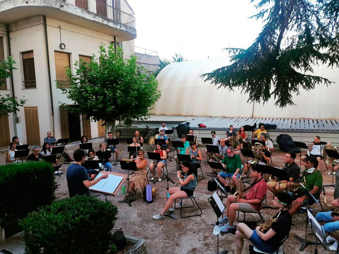 Els músics de la Primitiva, dirigits per Àngel Lluís Ferrando, assajant al jardí d'Apolo per al concert d'aquest dissabte. Els músics de la Primitiva, dirigits per Àngel Lluís Ferrando, assajant al jardí d'Apolo per al concert d'aquest dissabte.