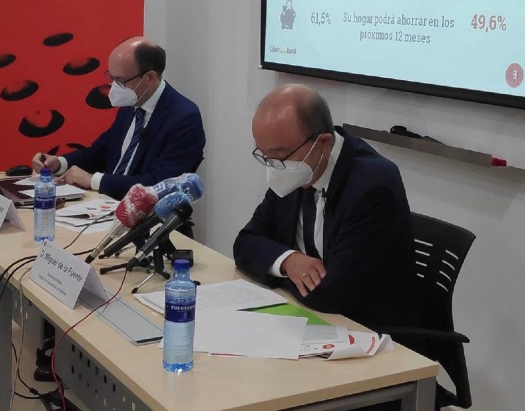 El presidente del Colegio de Economistas, Miguel de la Fuente, y el coordonador del estudio, Santiago Álvarez, en un momento de la presentación El presidente del Colegio de Economistas, Miguel de la Fuente, y el coordonador del estudio, Santiago Álvarez, en un momento de la presentación