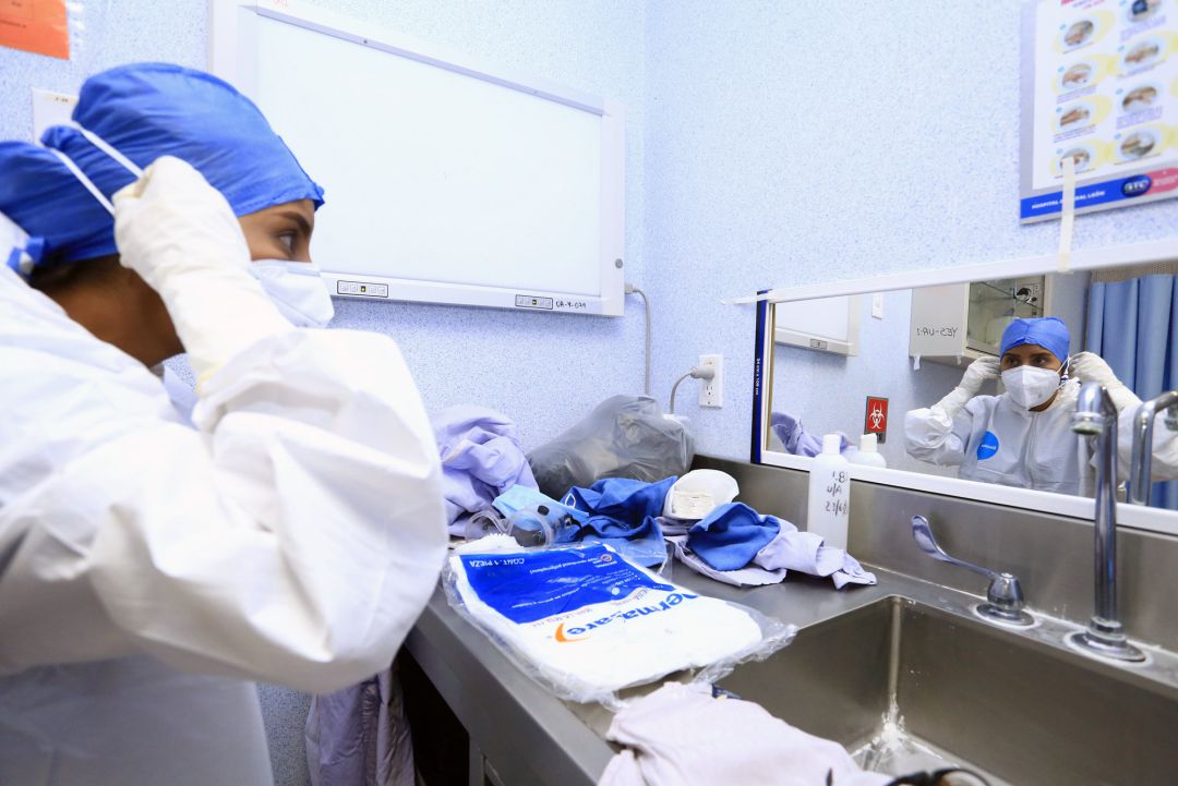 Perdonal sanitario con su equipo de protección Perdonal sanitario con su equipo de protección