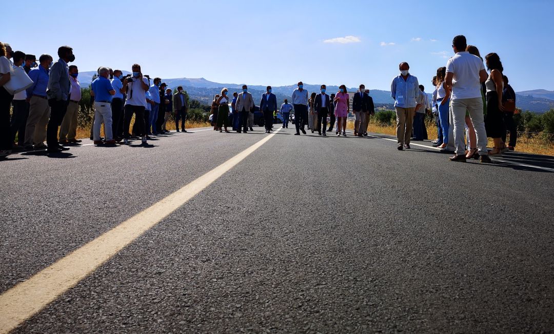 El presidente andaluz a su llegada a la Variante junto a alcaldesa de la Serranía de Ronda El presidente andaluz a su llegada a la Variante junto a alcaldesa de la Serranía de Ronda
