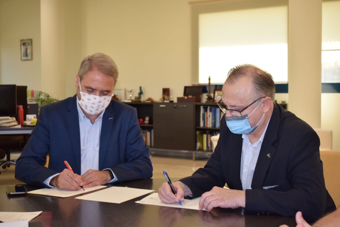 Mariano Beltrá, Pte. de ANOC, (D) acompañado del rector de la UMH en la firma de la donación Mariano Beltrá, Pte. de ANOC, (D) acompañado del rector de la UMH en la firma de la donación