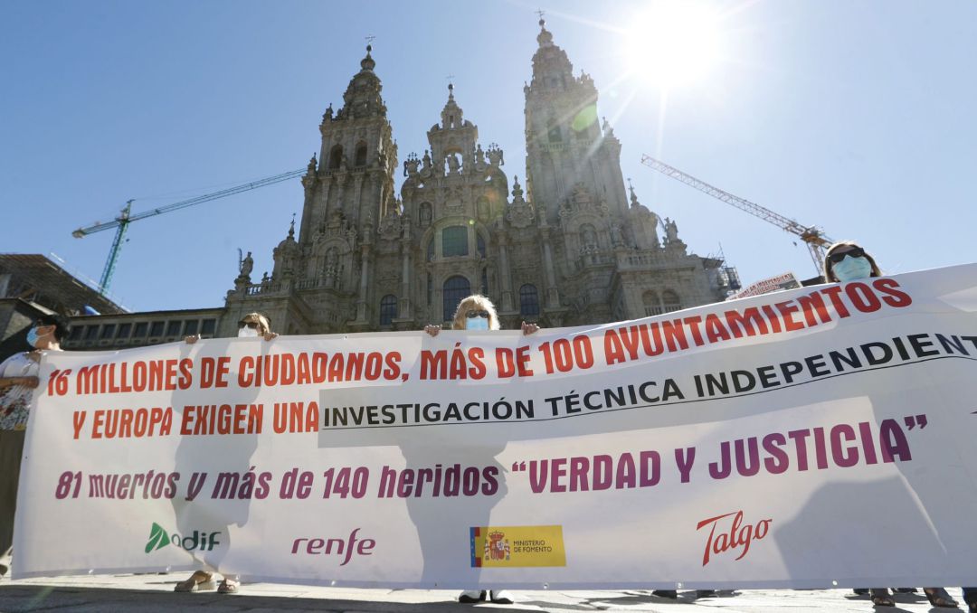 Familiares de víctimas del Alvia vuelven a pedir "verdad" y "justicia" en el séptimo aniversario Familiares de víctimas del Alvia vuelven a pedir "verdad" y "justicia" en el séptimo aniversario