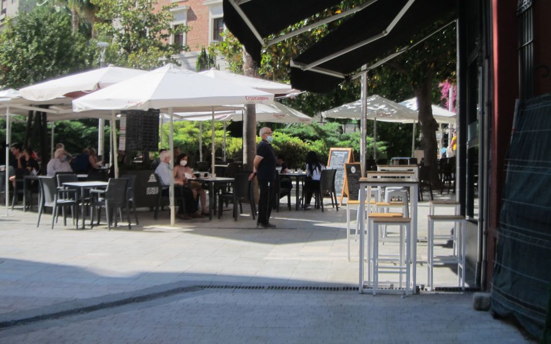 Varias personas en una terraza de Jaén con mascarilla. Varias personas en una terraza de Jaén con mascarilla.