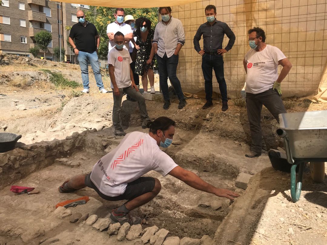 El alcalde de Jaén, Julio Millán (centro), observa los trabajos que se han realizado en el yacimiento de Marroquíes Bajos. El alcalde de Jaén, Julio Millán (centro), observa los trabajos que se han realizado en el yacimiento de Marroquíes Bajos.