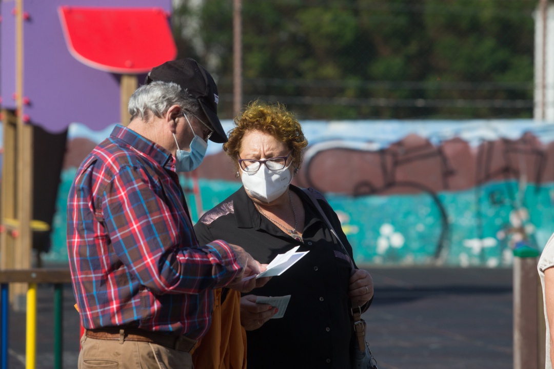 Dos personas con mascarillas ante el Pabellón Os Castros, en Burela. Dos personas con mascarillas ante el Pabellón Os Castros, en Burela.