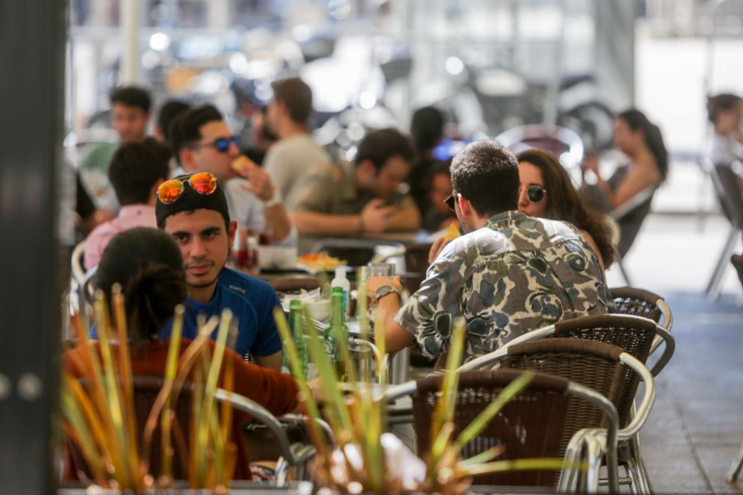 Varias personas en una terraza de un restaurante de Madrid Varias personas en una terraza de un restaurante de Madrid