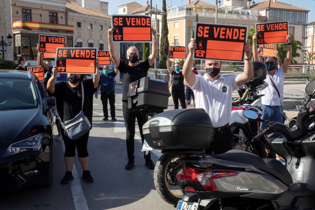 Hosteleros de Totana cortaron la plaza del ayuntamiento de forma espontánea para protestar por que el municipio retrocede a la fase 1 de la desescalada Hosteleros de Totana cortaron la plaza del ayuntamiento de forma espontánea para protestar por que el municipio retrocede a la fase 1 de la desescalada
