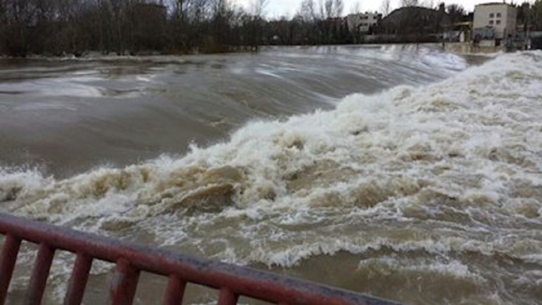 Imagen de archivo del río Ebro a su paso por Logroño. Imagen de archivo del río Ebro a su paso por Logroño.