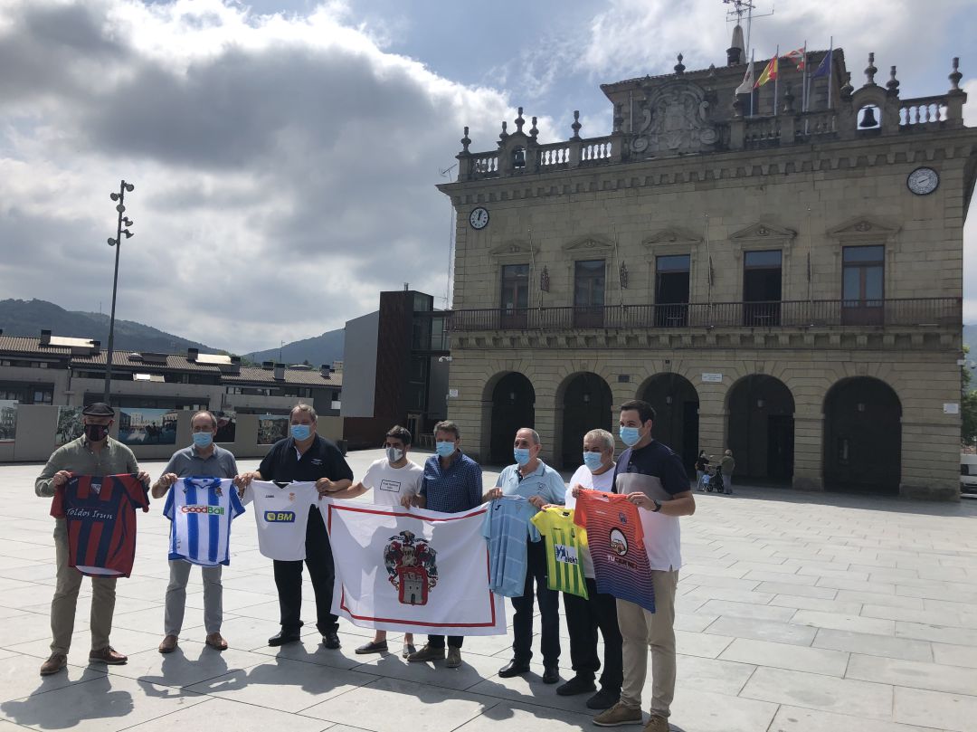 Representantes de los clubes de Irún posan con el alcalde y el concejal de deportes en la Plaza San Juan Representantes de los clubes de Irún posan con el alcalde y el concejal de deportes en la Plaza San Juan