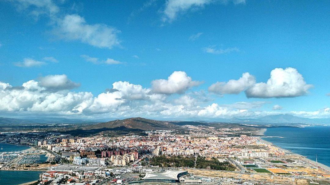 Vistas de La Linea desde lo alto de Gibraltar Vistas de La Linea desde lo alto de Gibraltar