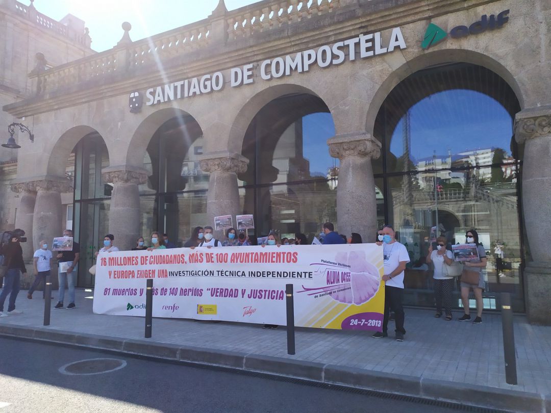 Víctimas del accidente del Alvia de 2013 antes de manifestarse en el séptimo aniversario del siniestro Víctimas del accidente del Alvia de 2013 antes de manifestarse en el séptimo aniversario del siniestro
