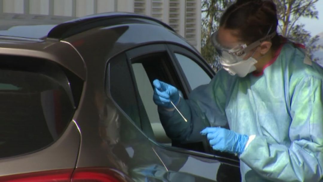 Una enfermera realizando una prueba PCR a una persona en un vehículo en Vigo. Una enfermera realizando una prueba PCR a una persona en un vehículo en Vigo.