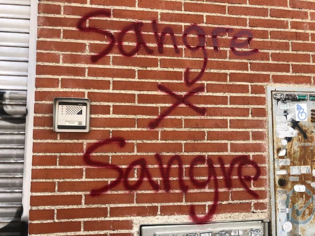 Esta es una de las pintadas que apareció en la sede del Partido Popular de Fuenlabrada. Esta es una de las pintadas que apareció en la sede del Partido Popular de Fuenlabrada.