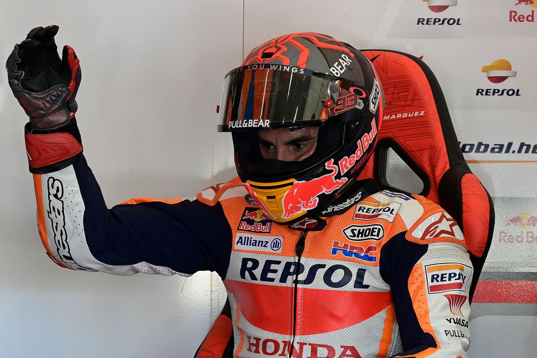 Márquez realiza ejercicios con su recién operado brazo, en el box Márquez realiza ejercicios con su recién operado brazo, en el box