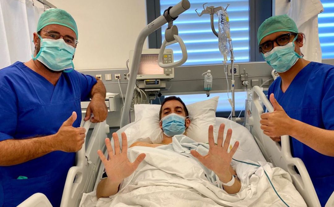 El presentador y cómico David Broncano junto a los profesionales que le han realizado una intervención quirúrgica para acabar con la sudoración excesiva de sus manos. El presentador y cómico David Broncano junto a los profesionales que le han realizado una intervención quirúrgica para acabar con la sudoración excesiva de sus manos.