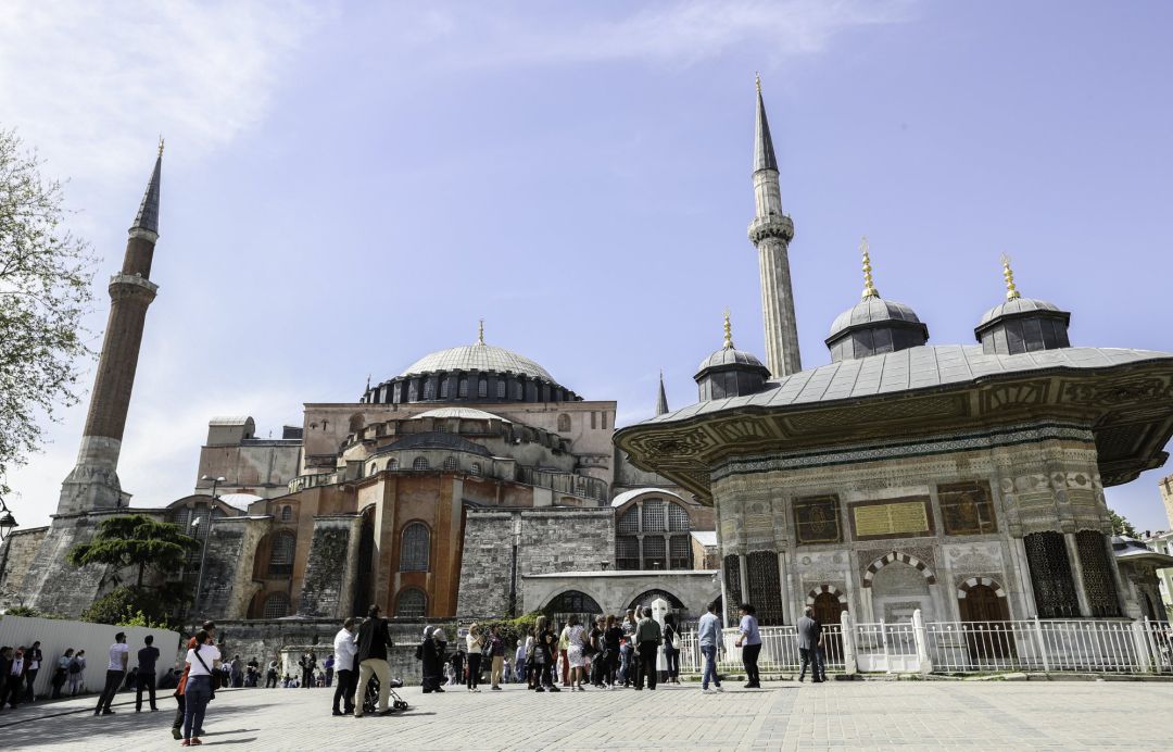 La antigua basílica de Santa Sofía, en Estambul, ahora reconvertida en mezquita, donde el pasado viernes se celebró el primer rezo musulmán tras casi un siglo. La antigua basílica de Santa Sofía, en Estambul, ahora reconvertida en mezquita, donde el pasado viernes se celebró el primer rezo musulmán tras casi un siglo.
