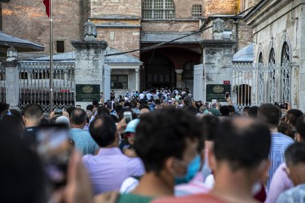 Miles de personas se congregaron a las puertas del templo a la espera del comienzo del histórico rezo. Miles de personas se congregaron a las puertas del templo a la espera del comienzo del histórico rezo.